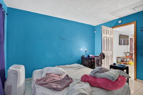 House in Lauderdale Lakes, Florida 3 bedrooms, 186.18 sq.m. № 2242239 - photo 14
