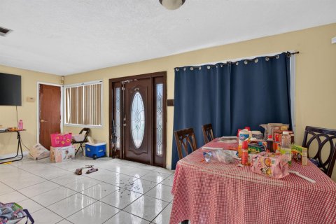 House in Lauderdale Lakes, Florida 3 bedrooms, 186.18 sq.m. № 2242239 - photo 11