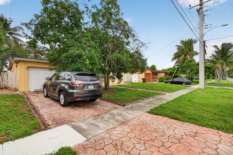 House in Lauderdale Lakes, Florida 3 bedrooms, 186.18 sq.m. № 2242239 - photo 3