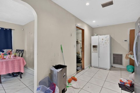 House in Lauderdale Lakes, Florida 3 bedrooms, 186.18 sq.m. № 2242239 - photo 8