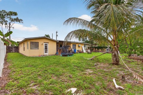 House in Lauderdale Lakes, Florida 3 bedrooms, 186.18 sq.m. № 2242239 - photo 25