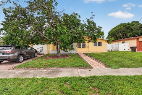 House in Lauderdale Lakes, Florida 3 bedrooms, 186.18 sq.m. № 2242239 - photo 2