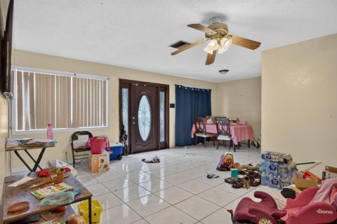House in Lauderdale Lakes, Florida 3 bedrooms, 186.18 sq.m. № 2242239 - photo 6