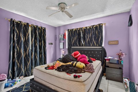 House in Lauderdale Lakes, Florida 3 bedrooms, 186.18 sq.m. № 2242239 - photo 21