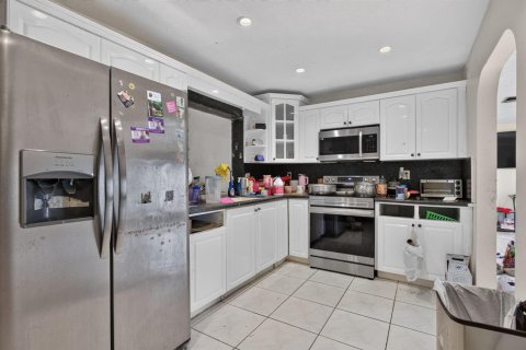House in Lauderdale Lakes, Florida 3 bedrooms, 186.18 sq.m. № 2242239 - photo 9