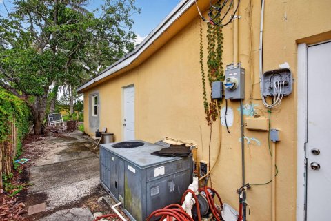 House in Lauderdale Lakes, Florida 3 bedrooms, 186.18 sq.m. № 2242239 - photo 24