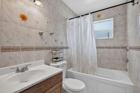House in Lauderdale Lakes, Florida 3 bedrooms, 186.18 sq.m. № 2242239 - photo 23