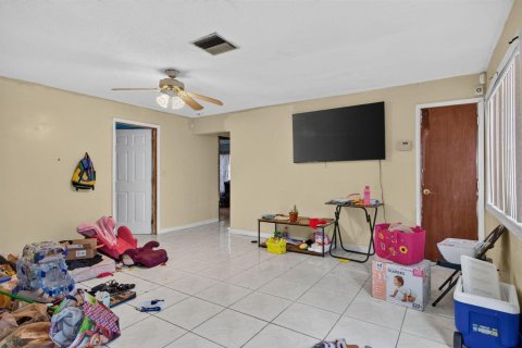 House in Lauderdale Lakes, Florida 3 bedrooms, 186.18 sq.m. № 2242239 - photo 5