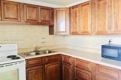 Снять в аренду квартиру в Майами, Флорида 2 спальни, 105.44м2, № 2050604 - фото 6