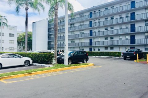 Снять в аренду квартиру в Майами, Флорида 2 спальни, 105.44м2, № 2050604 - фото 14