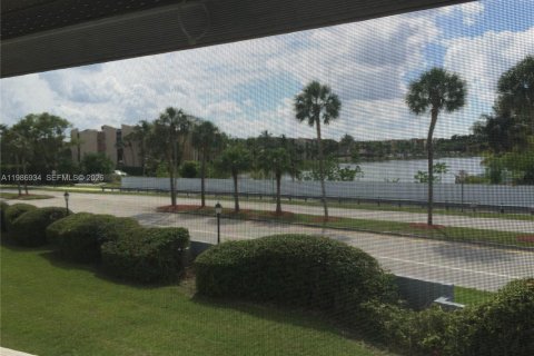 Снять в аренду квартиру в Майами, Флорида 2 спальни, 105.44м2, № 2050604 - фото 12