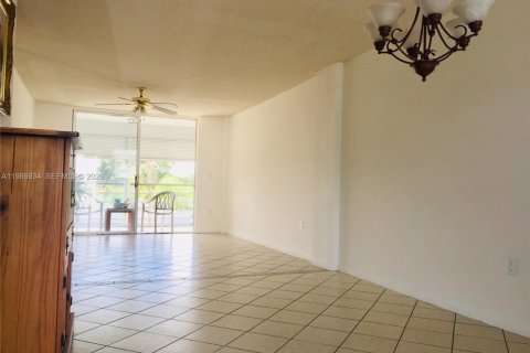 Снять в аренду квартиру в Майами, Флорида 2 спальни, 105.44м2, № 2050604 - фото 5