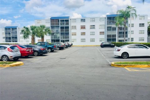 Снять в аренду квартиру в Майами, Флорида 2 спальни, 105.44м2, № 2050604 - фото 2