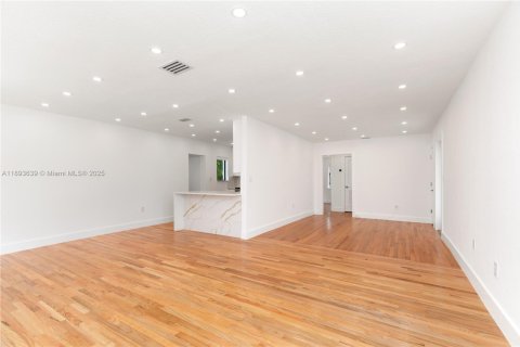 Casa en alquiler en Miami, Florida, 3 dormitorios, 160.54 m2 № 1945840 - foto 14