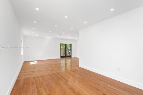 Casa en alquiler en Miami, Florida, 3 dormitorios, 160.54 m2 № 1945840 - foto 16