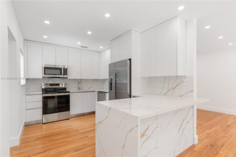 Casa en alquiler en Miami, Florida, 3 dormitorios, 160.54 m2 № 1945840 - foto 18