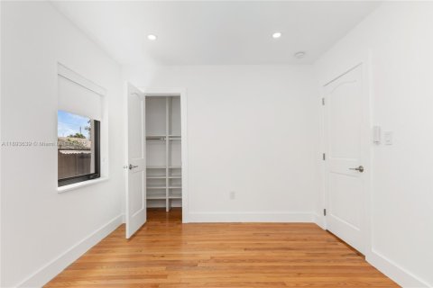 Casa en alquiler en Miami, Florida, 3 dormitorios, 160.54 m2 № 1945840 - foto 25