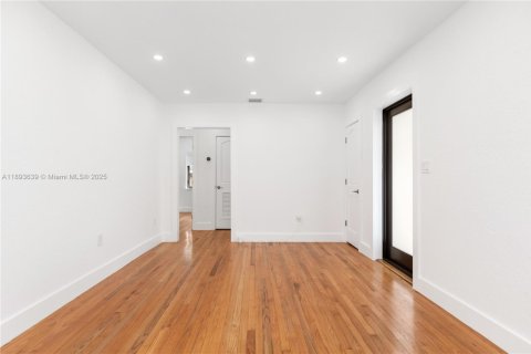 Casa en alquiler en Miami, Florida, 3 dormitorios, 160.54 m2 № 1945840 - foto 12