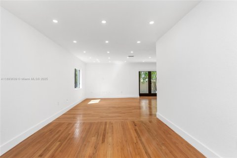 Casa en alquiler en Miami, Florida, 3 dormitorios, 160.54 m2 № 1945840 - foto 13
