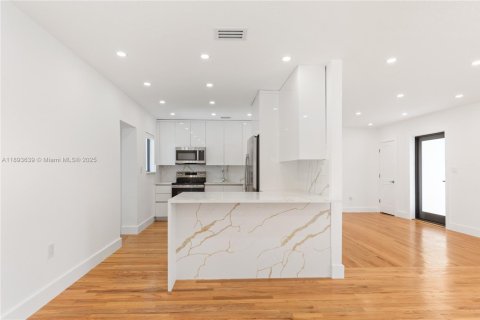 Casa en alquiler en Miami, Florida, 3 dormitorios, 160.54 m2 № 1945840 - foto 23