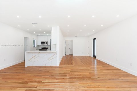 Casa en alquiler en Miami, Florida, 3 dormitorios, 160.54 m2 № 1945840 - foto 15