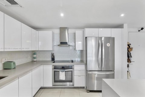 Condo in Miami, Florida, 2 bedrooms  № 1741602 - photo 11