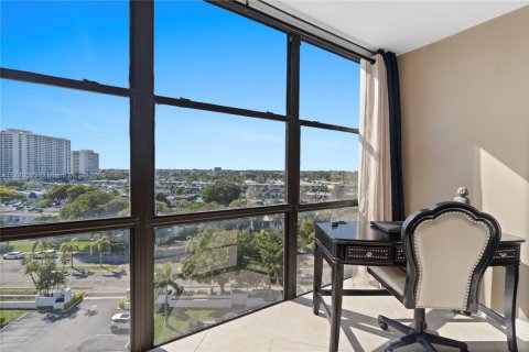 Condo in Hallandale Beach, Florida, 2 bedrooms  № 1731101 - photo 13