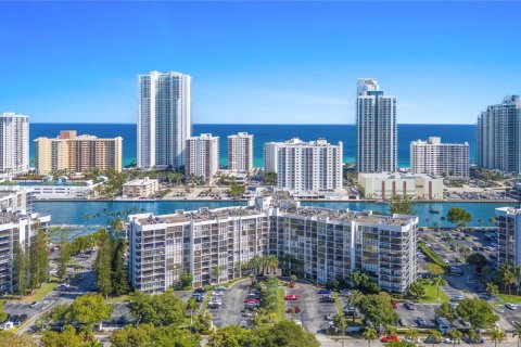 Condo in Hallandale Beach, Florida, 2 bedrooms  № 1731101 - photo 1