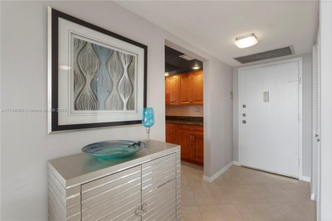 Condo in Hallandale Beach, Florida, 2 bedrooms  № 1731101 - photo 28