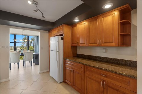 Condo in Hallandale Beach, Florida, 2 bedrooms  № 1731101 - photo 2
