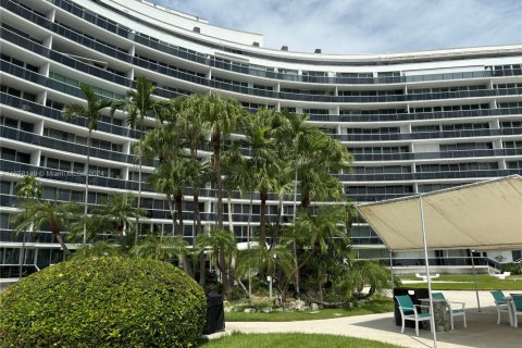 Condo in Miami Beach, Florida, 1 bedroom  № 1936188 - photo 2