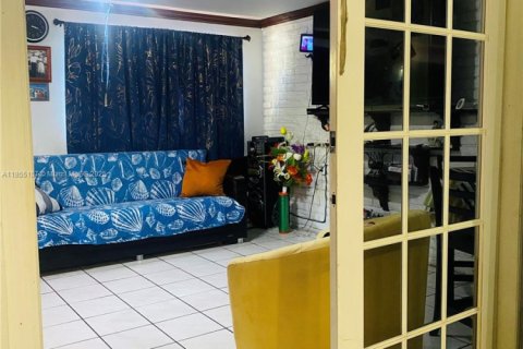 House in Miami, Florida 5 bedrooms, 156.82 sq.m. № 2012800 - photo 22