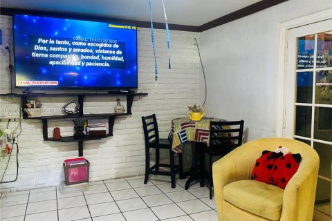 House in Miami, Florida 5 bedrooms, 156.82 sq.m. № 2012800 - photo 19