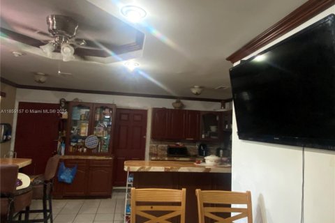 House in Miami, Florida 5 bedrooms, 156.82 sq.m. № 2012800 - photo 14