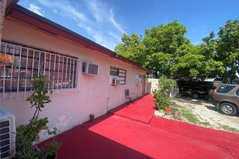 House in Miami, Florida 5 bedrooms, 156.82 sq.m. № 2012800 - photo 5