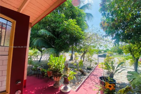 House in Miami, Florida 5 bedrooms, 156.82 sq.m. № 2012800 - photo 24