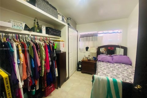 House in Miami, Florida 5 bedrooms, 156.82 sq.m. № 2012800 - photo 27