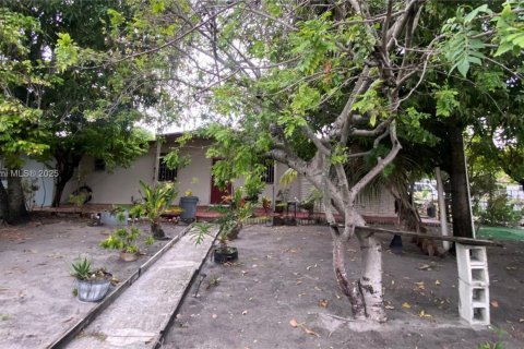 House in Miami, Florida 5 bedrooms, 156.82 sq.m. № 2012800 - photo 7