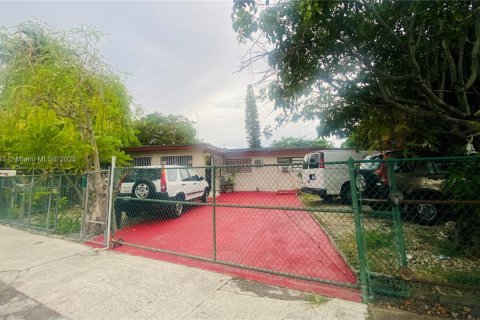 House in Miami, Florida 5 bedrooms, 156.82 sq.m. № 2012800 - photo 2