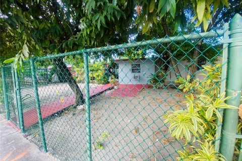 House in Miami, Florida 5 bedrooms, 156.82 sq.m. № 2012800 - photo 4