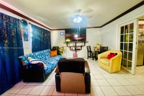 House in Miami, Florida 5 bedrooms, 156.82 sq.m. № 2012800 - photo 20