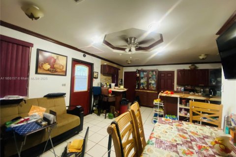 House in Miami, Florida 5 bedrooms, 156.82 sq.m. № 2012800 - photo 13