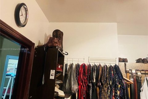 House in Miami, Florida 5 bedrooms, 156.82 sq.m. № 2012800 - photo 26