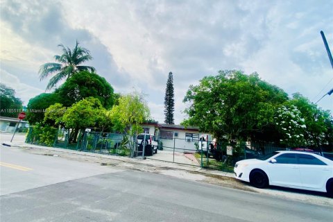 House in Miami, Florida 5 bedrooms, 156.82 sq.m. № 2012800 - photo 11