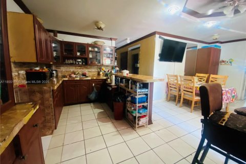 House in Miami, Florida 5 bedrooms, 156.82 sq.m. № 2012800 - photo 17