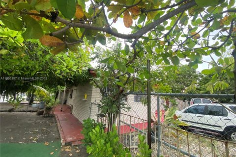 House in Miami, Florida 5 bedrooms, 156.82 sq.m. № 2012800 - photo 3