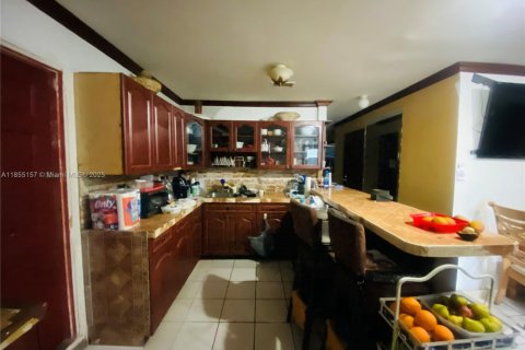 House in Miami, Florida 5 bedrooms, 156.82 sq.m. № 2012800 - photo 12