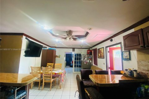 House in Miami, Florida 5 bedrooms, 156.82 sq.m. № 2012800 - photo 18