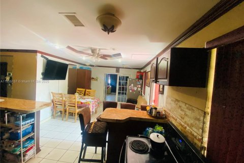 House in Miami, Florida 5 bedrooms, 156.82 sq.m. № 2012800 - photo 15