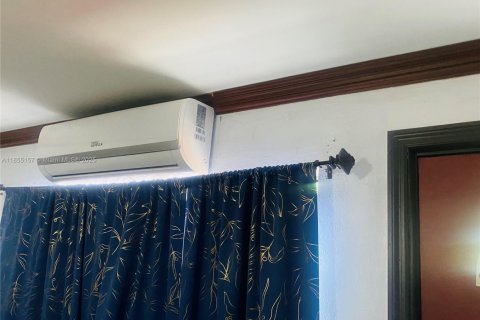 House in Miami, Florida 5 bedrooms, 156.82 sq.m. № 2012800 - photo 21